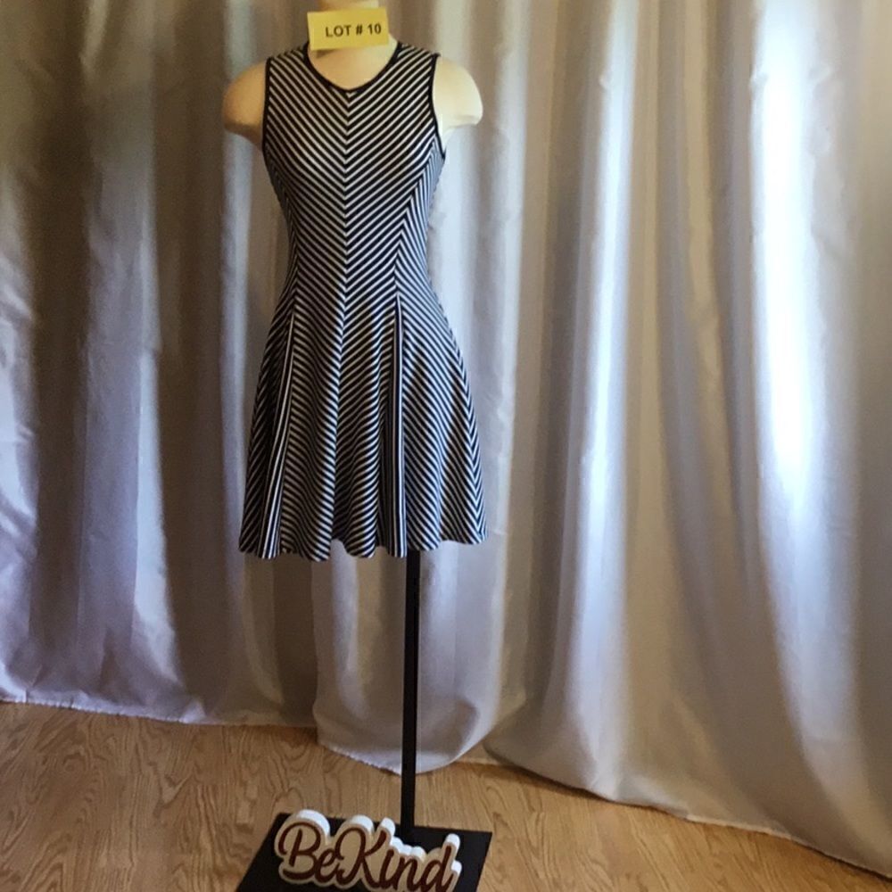 MONTEAU sleeveless dress in size M NWOT
